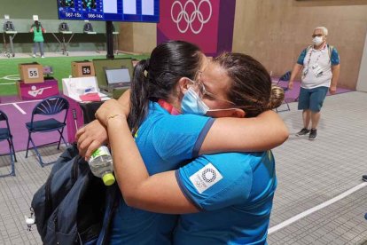 Marina Pérez (d) consuela a Diana Durango tras quedar fuera en tiro olímpico. Dijeron que viajaron sin entrenador.