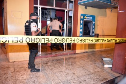 Los delincuentes pretendían hacer explotar el cajero para llevarse el dinero.