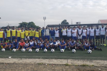 Los integrantes de la escuela de fútbol en La Perimetral.