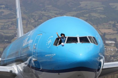Neisi Dajomes saluda desde la ventana del avión a su llegada al país.