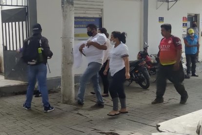 El bebé es llevado en sábanas