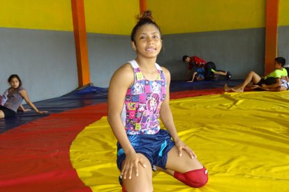 Lucía Yépez se destaca en la disciplina de lucha libre.
