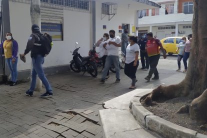 El niño cayó al río y fue hallado horas después por unos pescadores.