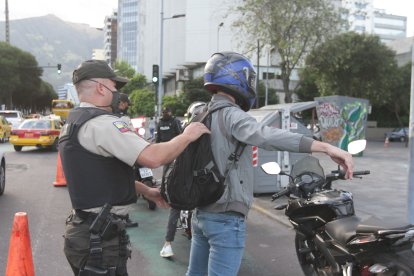 En el sector de El Ejido, en el centro-norte de la capital, se realizan constantes operativos para buscar personas que lleven armas blancas.