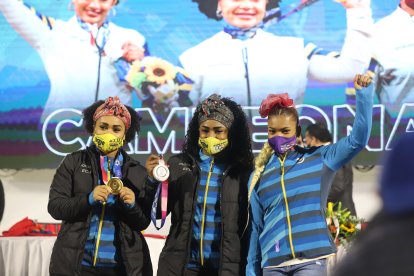 Neisi Dajomes (i), Tamara Salazar y Angie Palacios estuvieron felices por el gran recibimiento.