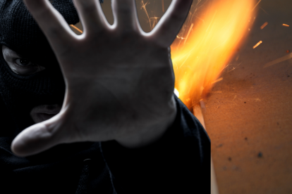 Los delincuentes utilizaron capuchas negras para llevar a cabo el atentado.