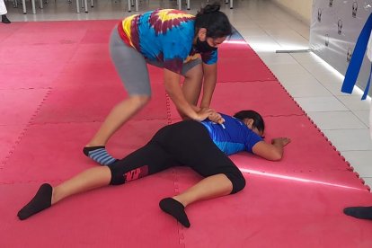 Una demostración de defensa personal fue parte del lanzamiento de la capacitación a mujeres en materia de violencia de género.