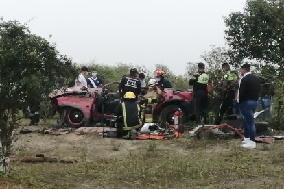 El carro fue encontrado en un sitio rodeado de arbustos.