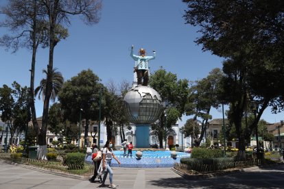 El parque central de la ciudad. En el fondo, la iglesia Matriz.