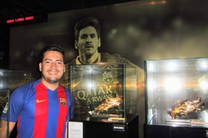Rousseau se tomó su foto junto a las Botas de Oro de Lionel Messi.