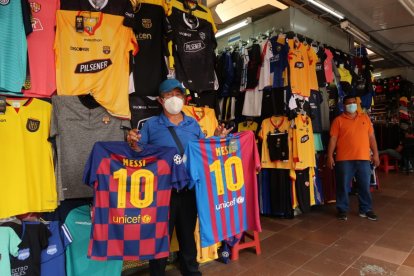 El comerciante Pascual Reyes destaca que no ha vendido las camisetas de Lio.