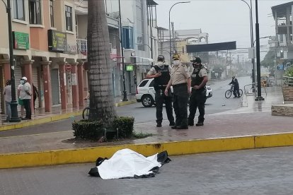 En plena calle del cantón orense quedó el cadáver.