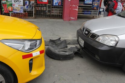 Los especialistas en explosivos utilizaron esta llanta para realizar la detonación controlada.