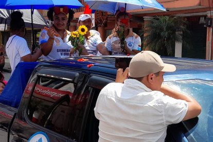 Neisi Dajomes recibida en Pastaza.