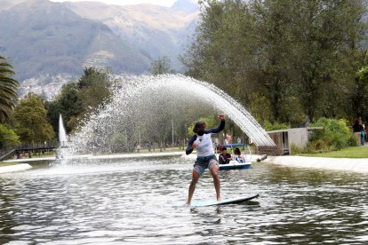 El surfista hizo piruetas y causó sorpresa en el parque La Carolina.