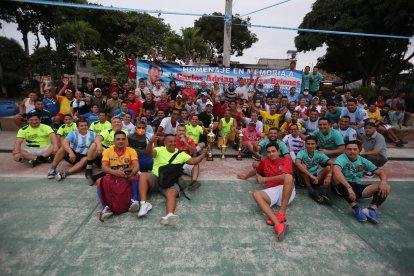 Todos los equipos que participaron en el torneo que se jugó en Puerto Liza. Muchos desempolvaron los uniformes y zapatos.