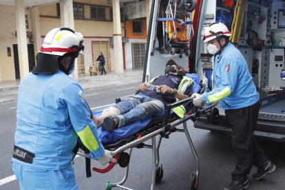 El herido fue embarcado en una ambulancia del Cuerpo de Bomberos de Guayaquil.