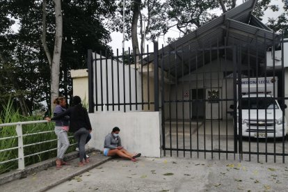 Los familiares sacaron a la fuerza a Cristian Lamilla del hospital de Quevedo para llevarlo a una clínica, donde se confirmó su deceso.