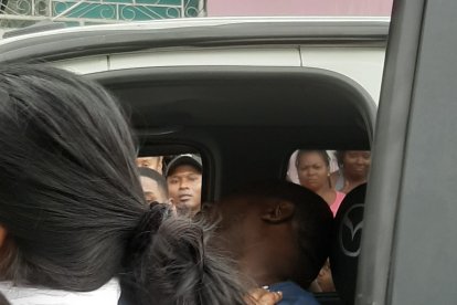 La víctima quedó en la camioneta que manejaba mientras entregaba detergente en la zona. Recibió un solo tiro en el cuello, que fue mortal.