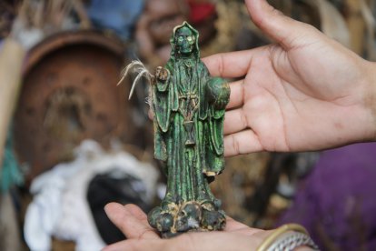 Esta es la figura de la Santísima Muerte. Suele tener diferentes colores, de acuerdo a lo que se requiera pedirle. Con ella invocan entidades.