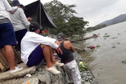 El hallazgo ocurrió aproximadamente a las 07:30 de este lunes 9 de agosto. El cadáver estaba envuelto entre los lechuguines y fue llevado hasta la orilla por los canoeros del sector.