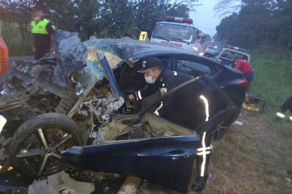 Así quedó el vehículo en el que viajaban los dos uniformados, que se chocaron contra un carro de mayor dimensión.