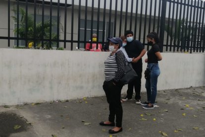 Los familiares del occiso llegaron hasta la morgue de El Empalme.