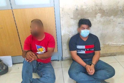 El sujeto y el adolescente cuando cayeron en manos de la Policía.