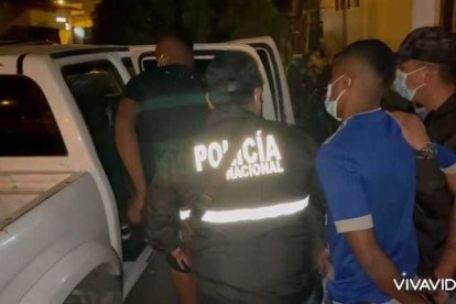 Los agentes revisaron el automotor en que se desplazaban los sospechosos.