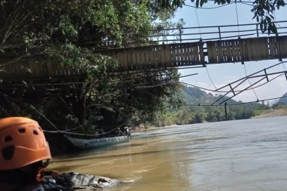 Desde este puente colgante cayeron padre e hijo.