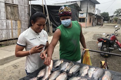 Luisa se fue a comprar los pescado para un mega arroz con menestra.
