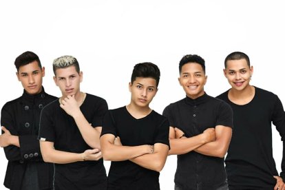 Splendor enloquece a sus fans. Todos los integrantes han sido nalgueados.