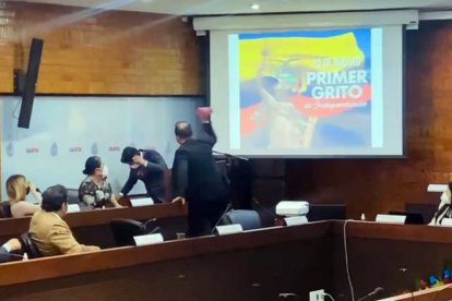 Momento en el que Morales le avienta el vaso de agua a Jorge Yunda.