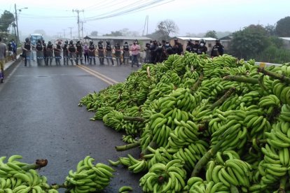 Policías observan el cierre de la vía a Daule con banano. Es una de las vías bloqueadas por los agricultores.