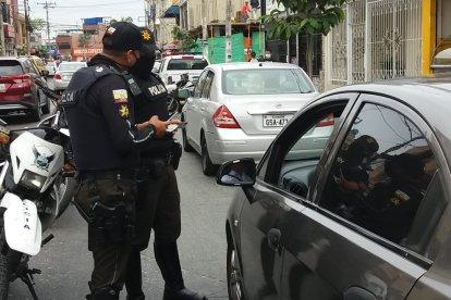 La policía realiza operativos en el lugar donde asaltaron a una farmacia.