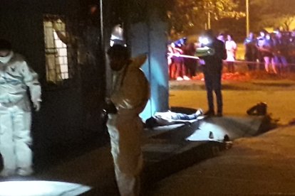 Agentes de Criminalística recogieron en el sitio del hecho unos seis casquillos de balas.