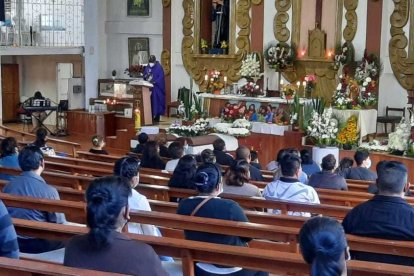Los féretros fueron llevados en carroza hasta la iglesia, después hacia el cementerio, los cargaron en hombros.