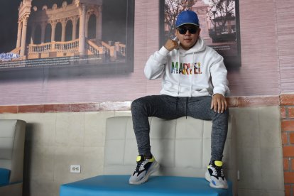 Además de cantante, Dennyz es multiinstrumentista. Toca guitarra, piano y bajo. Desde niño estuvo ligado al arte.