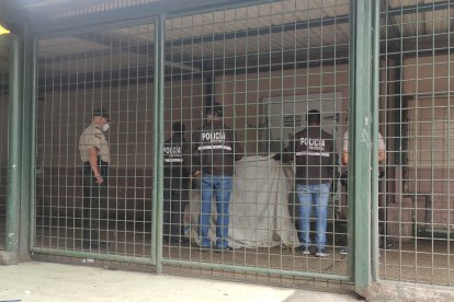 El cadáver estaba tapado con sábanas, fuera de una zona de refrigeración.