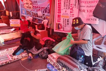 Los maestros vuelven a casa luego de 32 días de huelga de hambre.