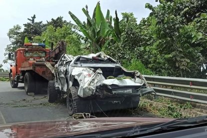 Los bomberos y la policía trabajaron en el rescate por más de dos horas.