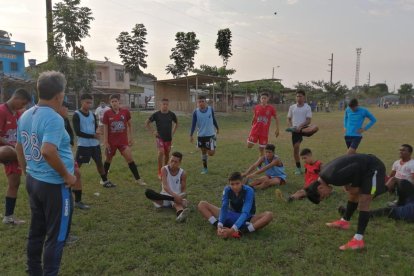 Los jóvenes entrenaban cuando los maleantes llegaron a despojarlos de sus pertenencias.