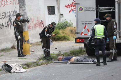 El cadáver del extranjero quedó en la avenida Eloy Alfaro y Anansayas, norte de la ciudad.