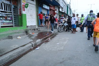 Los habitantes de la zona están alarmados por el crimen. Luego del acontecimiento violento limpiaron el tramo de la acera donde ocurrió el hecho.