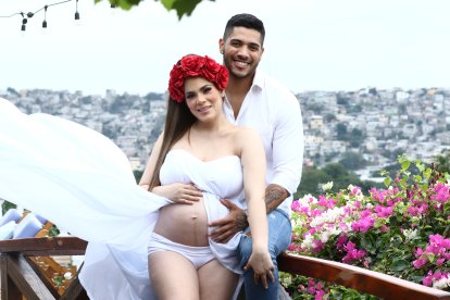 La pareja se convertirá en padres de un niño.