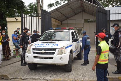 La policía investiga si el enfrentamiento fue entre las bandas delictivas Lobos y Choneros.