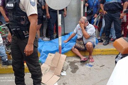 Un allegado de la víctima se sentó en la vereda a llorar su inesperada partida.