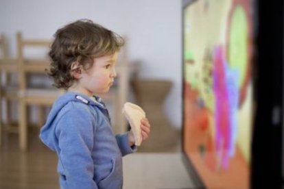 Para evitar la miopía se debe evitar el tiempo prolongado frente a pantallas.