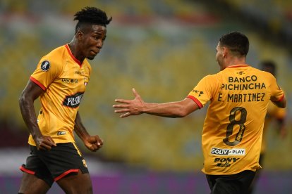Adonis Preciado de Barcelona celebra un gol con Emmanuel Martínez que salió expulsado.