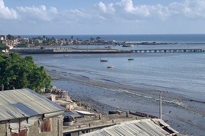 El mar se retira en una playa de Haití, tras terremoto.